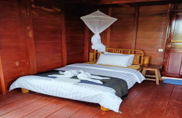 Khmer bungalow, single bed